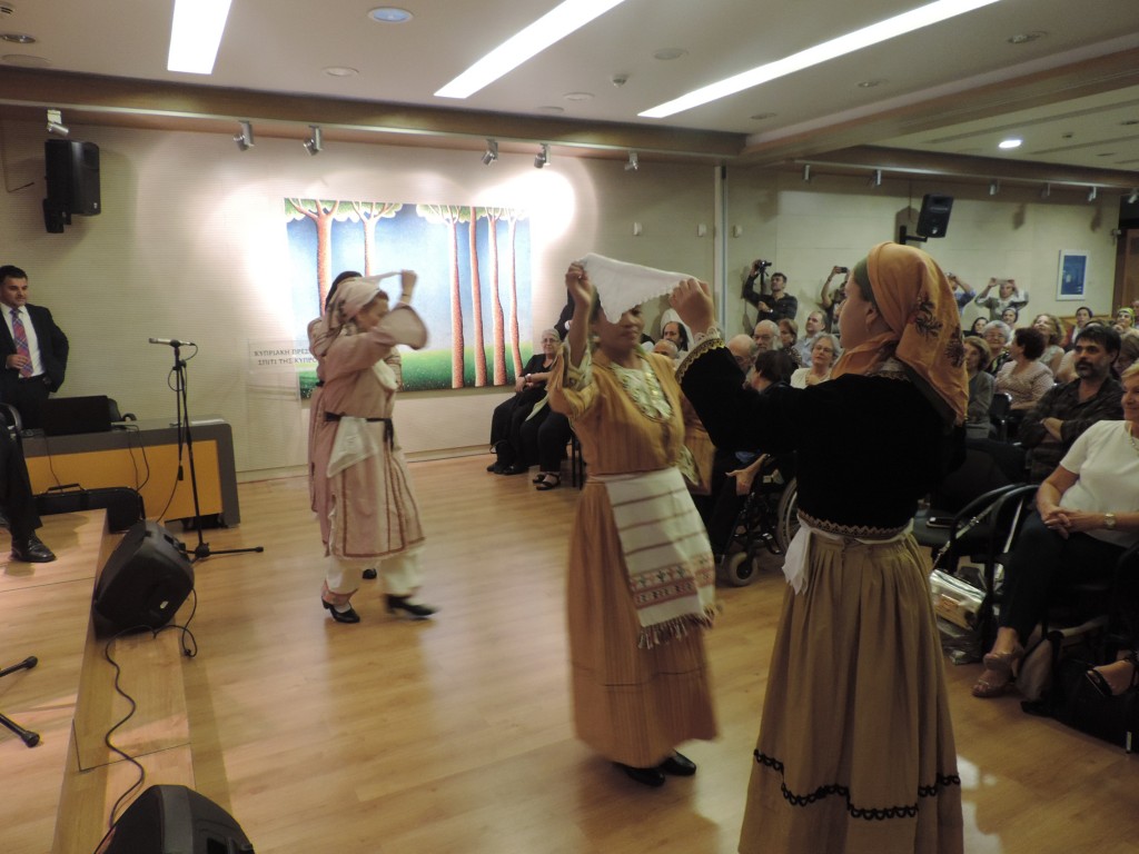 Της Κύπρου η παράδοση στον τόπο τζιαι στα ξένα