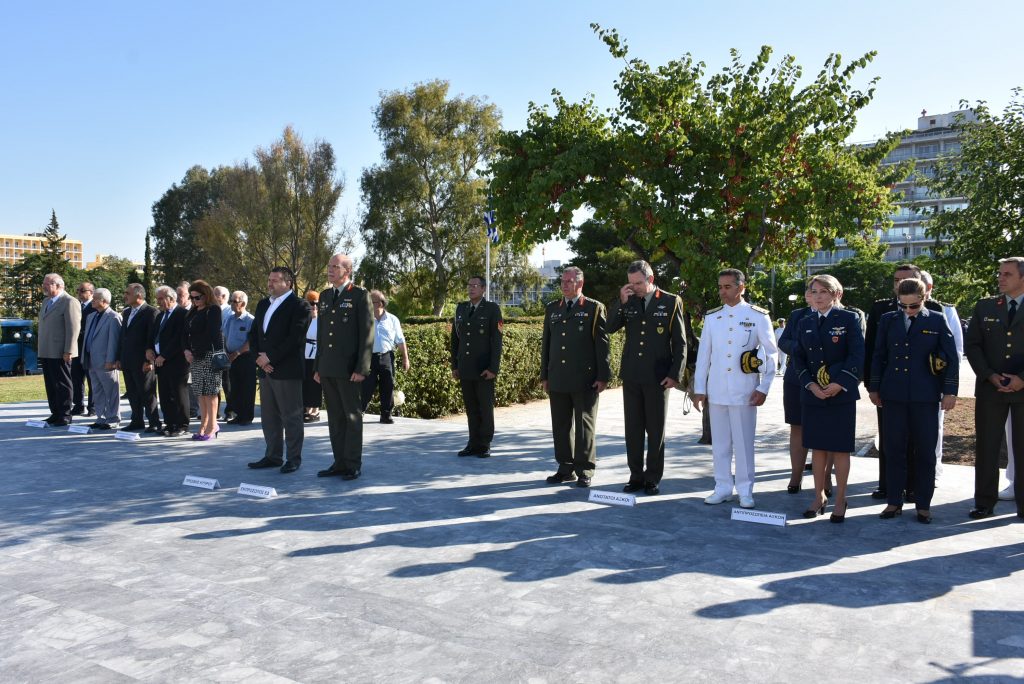 Επιμνημόσυνες δεήσεις και καταθέσεις στεφάνων