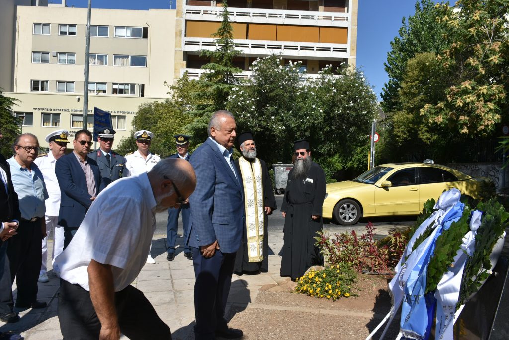 Επιμνημόσυνες δεήσεις και καταθέσεις στεφάνων