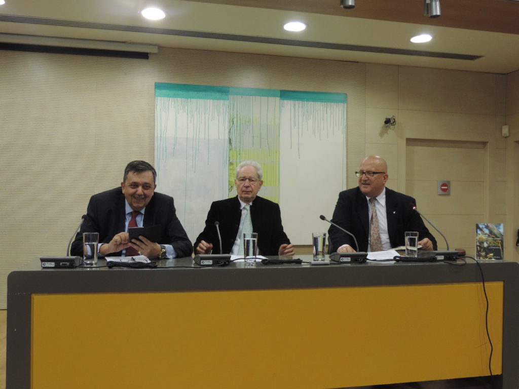 Δώδεκα πεύκα και ένας ευκάλυπτος