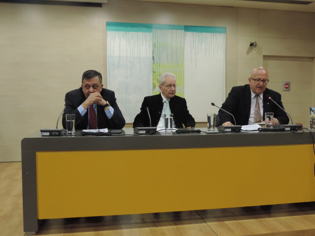 Δώδεκα πεύκα και ένας ευκάλυπτος