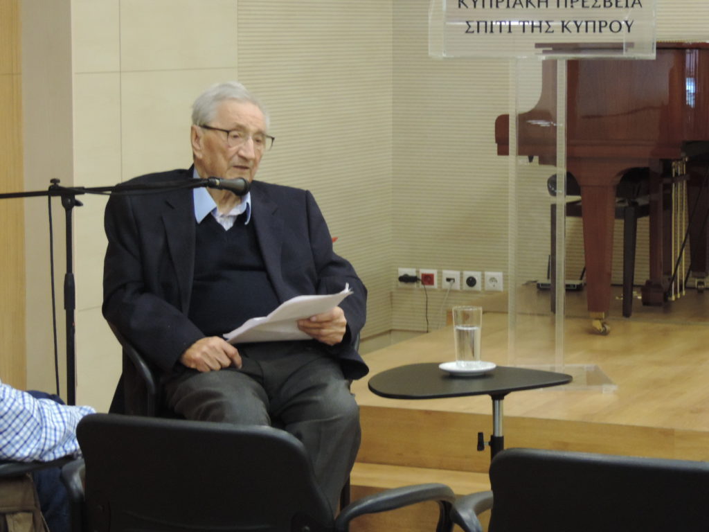 Δώδεκα πεύκα και ένας ευκάλυπτος