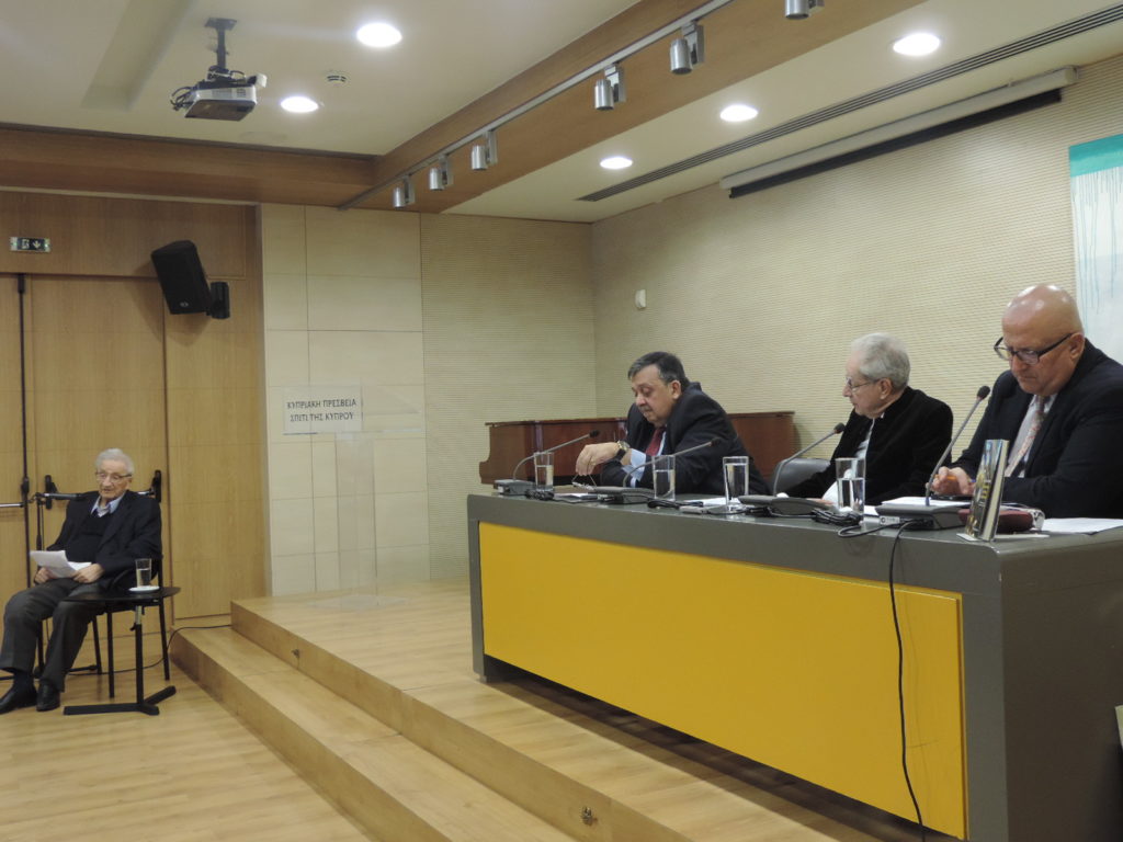 Δώδεκα πεύκα και ένας ευκάλυπτος