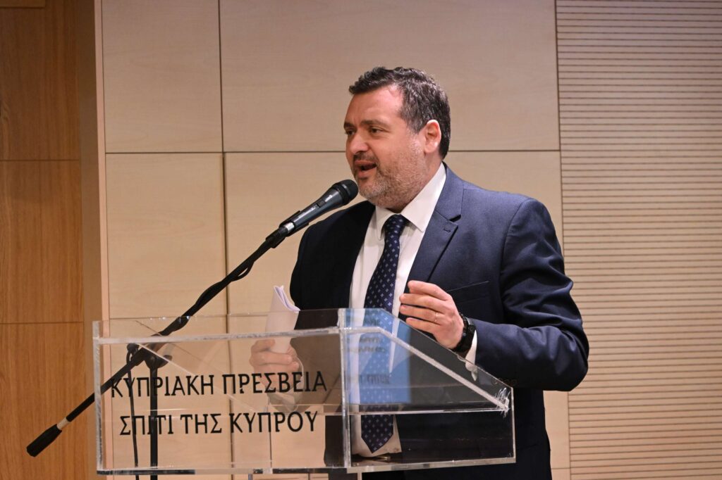 …Κύπρον, οὗ μ’ ἐθέσπισεν…