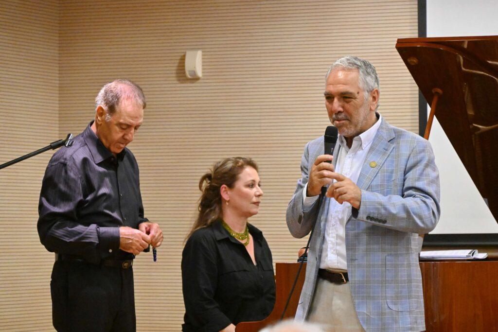 “Ο Μίκης Θεοδωράκης της Κύπρου και η Κύπρος του Μίκη Θεοδωράκη” του Μίμη Σοφοκλέους