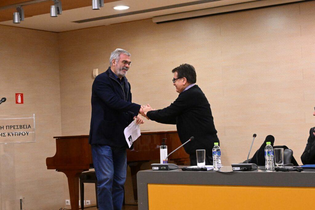 “Ιχνηλάτες του φωτός” του Κώστα Λεοντίου