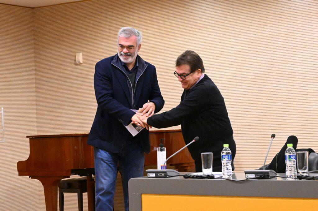 “Ιχνηλάτες του φωτός” του Κώστα Λεοντίου