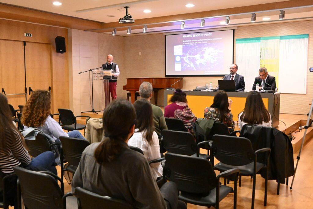 “Making sense of place: Negotiation, cohesion and spaces of social competition at Middle Bronze Age Erimi, Cyprus” (Κατανοώντας τον τόπο: Διαπραγμάτευση, συνοχή και χώροι κοινωνικού ανταγωνισμού στην Ερήμη της Κύπρου κατά τη Μέση Εποχή του Χαλκού) του δρος Luca Bombardieri