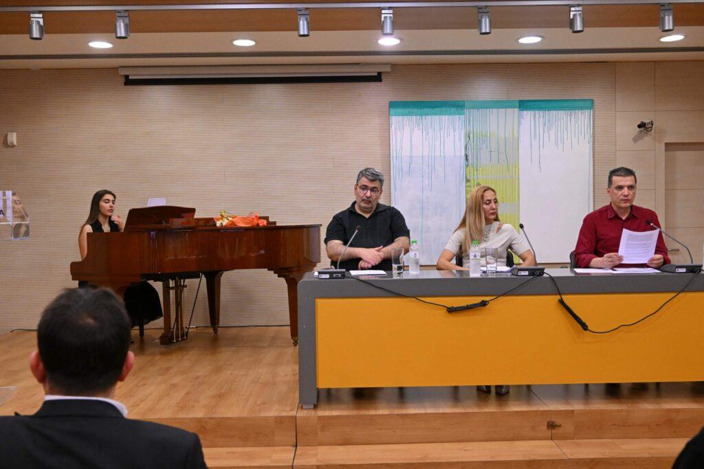 “Εσύ ο Αφρός, Εγώ η Ακτή…”  “Για μια αγκαλιά γίνονται όλα” της Λουκίας Χαραλάμπους Σταυρινού