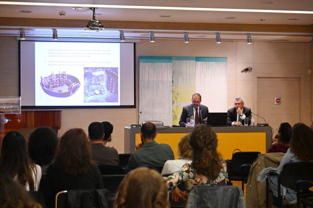 “Making sense of place: Negotiation, cohesion and spaces of social competition at Middle Bronze Age Erimi, Cyprus” (Κατανοώντας τον τόπο: Διαπραγμάτευση, συνοχή και χώροι κοινωνικού ανταγωνισμού στην Ερήμη της Κύπρου κατά τη Μέση Εποχή του Χαλκού) του δρος Luca Bombardieri