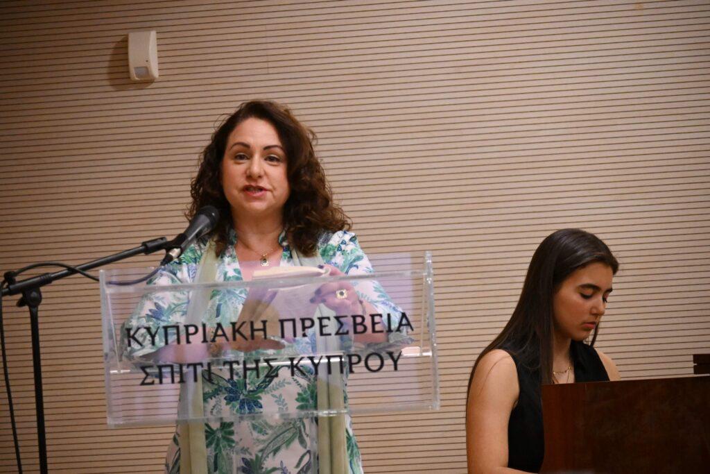 “Εσύ ο Αφρός, Εγώ η Ακτή…”  “Για μια αγκαλιά γίνονται όλα” της Λουκίας Χαραλάμπους Σταυρινού