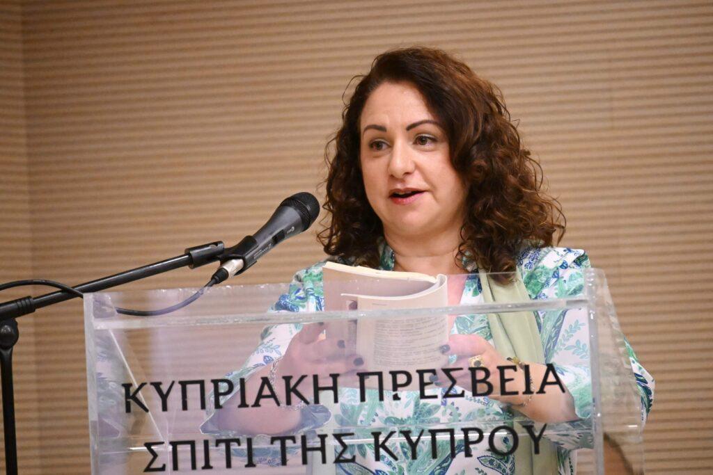 “Εσύ ο Αφρός, Εγώ η Ακτή…”  “Για μια αγκαλιά γίνονται όλα” της Λουκίας Χαραλάμπους Σταυρινού