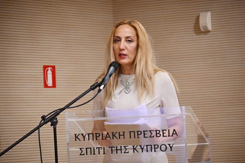 “Εσύ ο Αφρός, Εγώ η Ακτή…”  “Για μια αγκαλιά γίνονται όλα” της Λουκίας Χαραλάμπους Σταυρινού