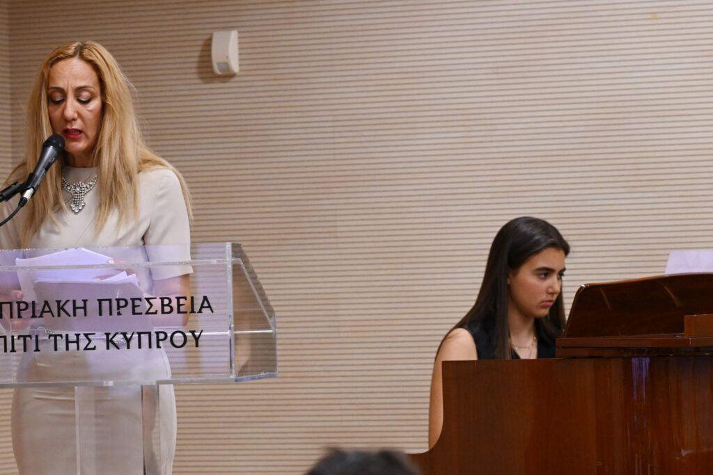 “Εσύ ο Αφρός, Εγώ η Ακτή…”  “Για μια αγκαλιά γίνονται όλα” της Λουκίας Χαραλάμπους Σταυρινού