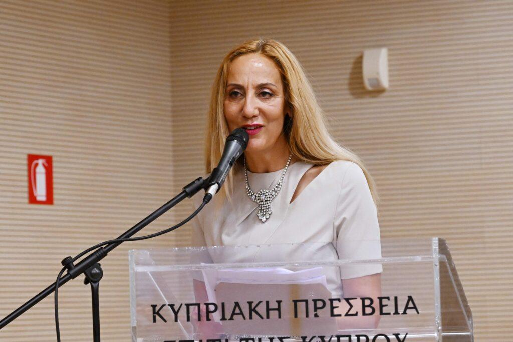 “Εσύ ο Αφρός, Εγώ η Ακτή…”  “Για μια αγκαλιά γίνονται όλα” της Λουκίας Χαραλάμπους Σταυρινού