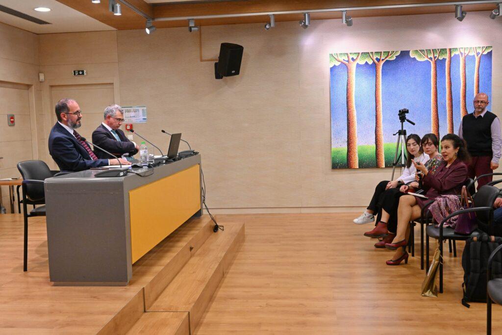 “Making sense of place: Negotiation, cohesion and spaces of social competition at Middle Bronze Age Erimi, Cyprus” (Κατανοώντας τον τόπο: Διαπραγμάτευση, συνοχή και χώροι κοινωνικού ανταγωνισμού στην Ερήμη της Κύπρου κατά τη Μέση Εποχή του Χαλκού) του δρος Luca Bombardieri