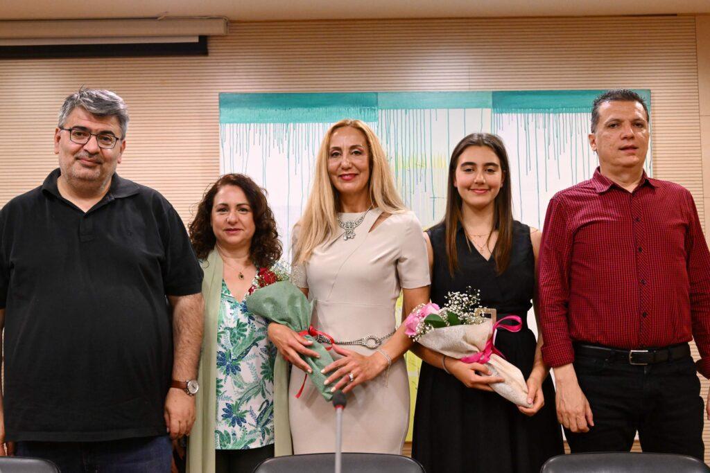 “Εσύ ο Αφρός, Εγώ η Ακτή…”  “Για μια αγκαλιά γίνονται όλα” της Λουκίας Χαραλάμπους Σταυρινού