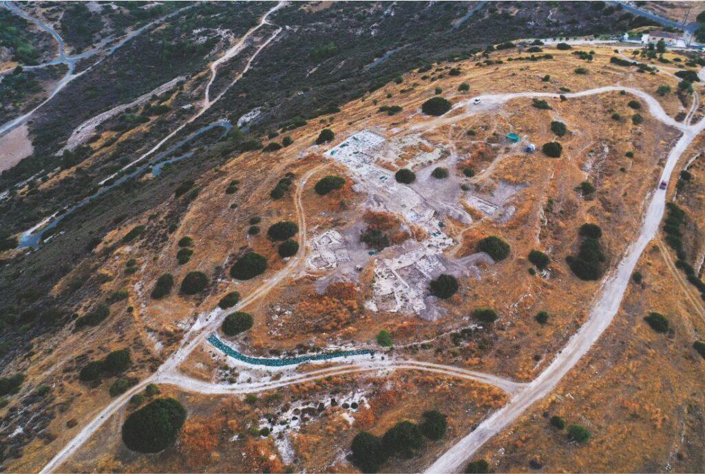 “Making sense of place: Negotiation, cohesion and spaces of social competition at Middle Bronze Age Erimi, Cyprus” (Κατανοώντας τον τόπο: Διαπραγμάτευση, συνοχή και χώροι κοινωνικού ανταγωνισμού στην Ερήμη της Κύπρου κατά τη Μέση Εποχή του Χαλκού) του δρος Luca Bombardieri