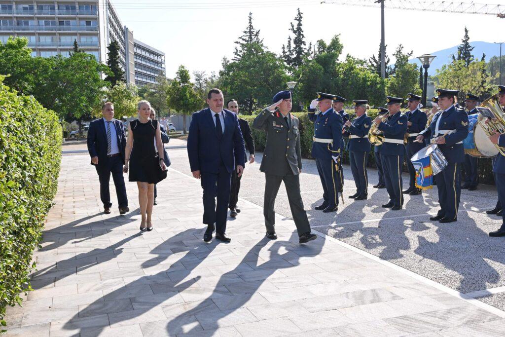 ΕΠΙΜΝΗΜΟΣΥΝΕΣ ΔΕΗΣΕΙΣ ΚΑΙ ΚΑΤΑΘΕΣΕΙΣ ΣΤΕΦΑΝΩΝ