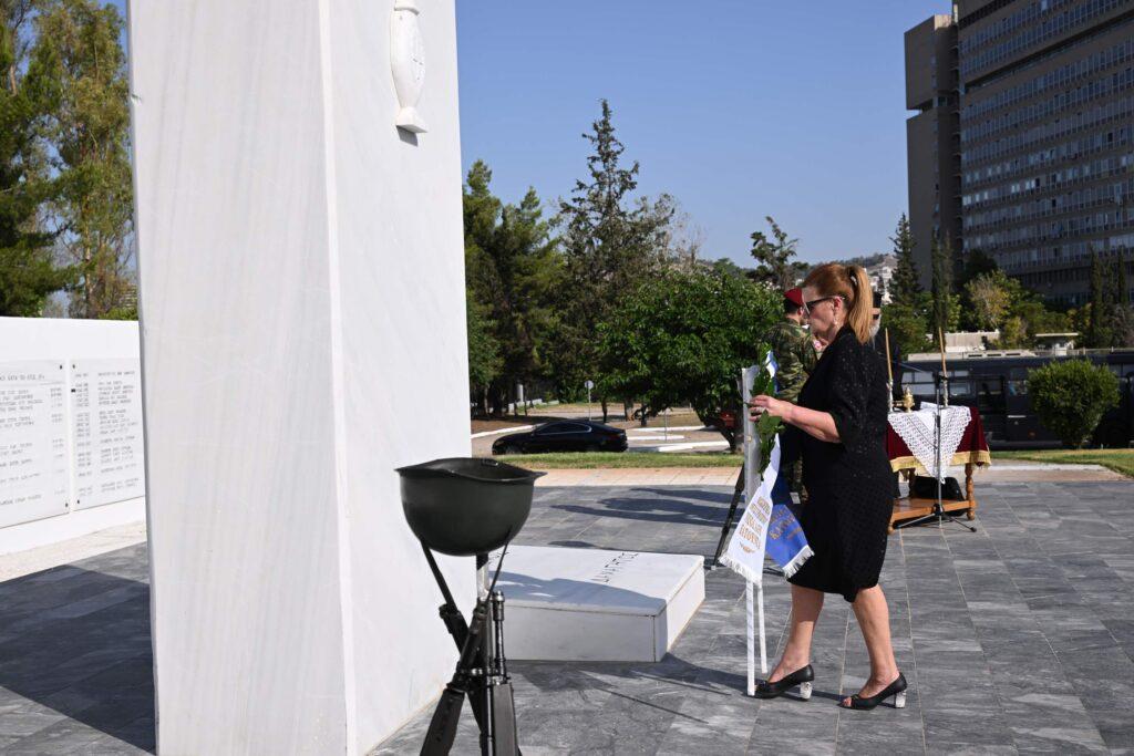 ΕΠΙΜΝΗΜΟΣΥΝΕΣ ΔΕΗΣΕΙΣ ΚΑΙ ΚΑΤΑΘΕΣΕΙΣ ΣΤΕΦΑΝΩΝ