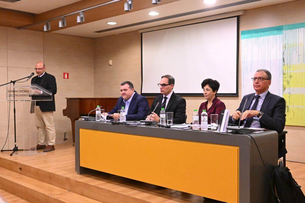 “Πρόφεγγο και άλλα μικρά” του Δημήτρη Ν. Χρυσοχόου