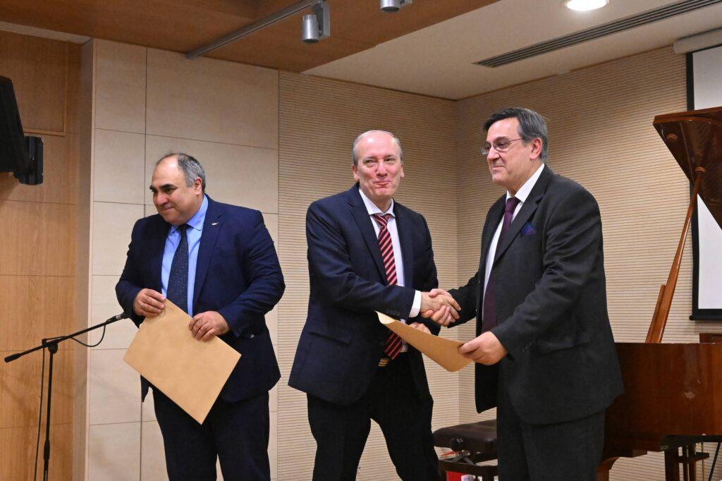 “Γιατί η Μέση Ανατολή; Ο γεωγραφικός χώρος με τη μεγαλύτερη επίδραση στη διαμόρφωση και παραγωγή ιστορικής ύλης τους τελευταίους αιώνες.” του Δημήτρη Παπανδρέου
