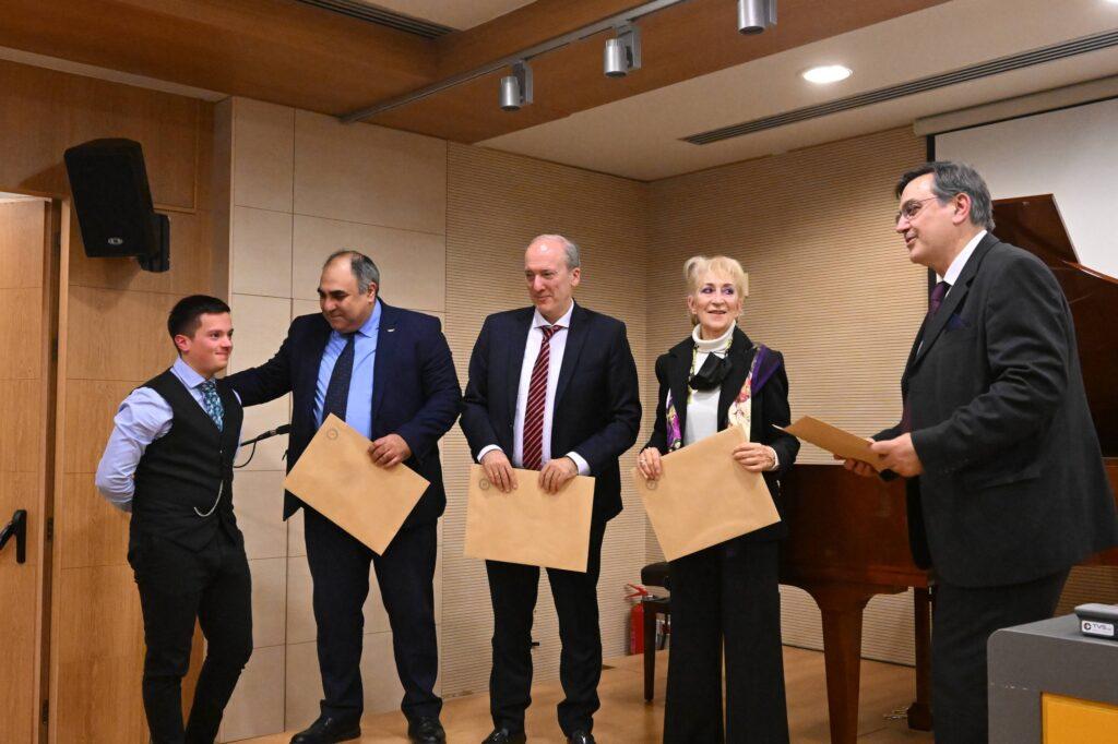 “Γιατί η Μέση Ανατολή; Ο γεωγραφικός χώρος με τη μεγαλύτερη επίδραση στη διαμόρφωση και παραγωγή ιστορικής ύλης τους τελευταίους αιώνες.” του Δημήτρη Παπανδρέου