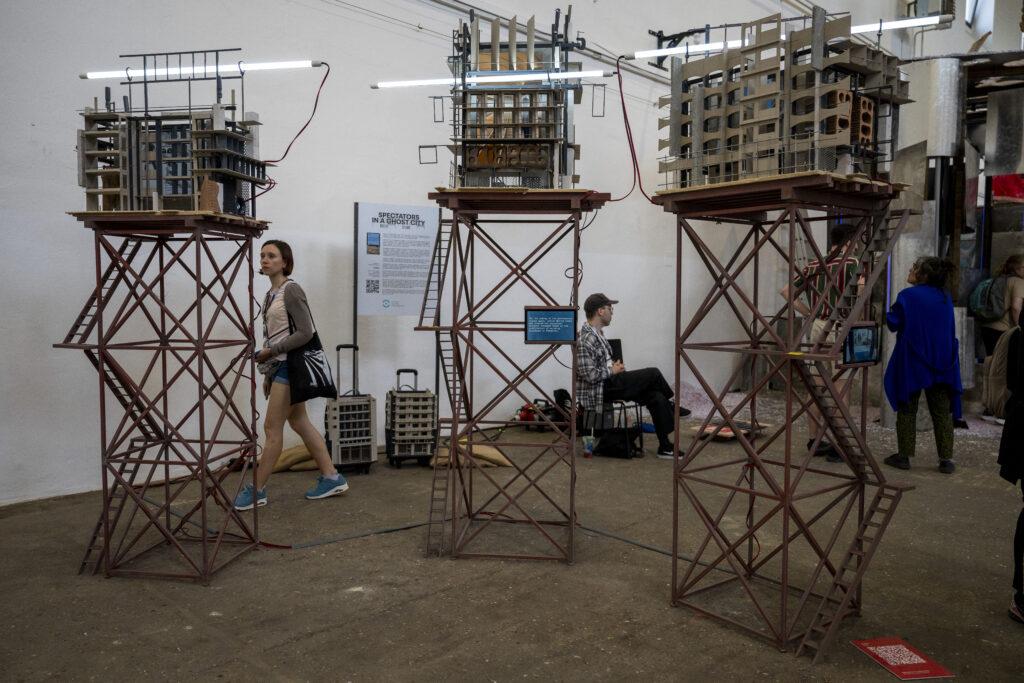 SPECTATORS IN A GHOST CITY – ΘΕΑΤΕΣ ΣΕ ΠΟΛΗ ΦΑΝΤΑΣΜΑ