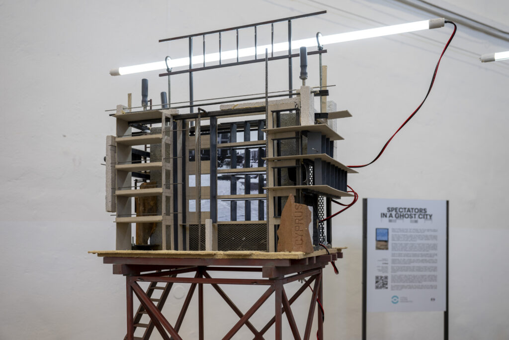 SPECTATORS IN A GHOST CITY – ΘΕΑΤΕΣ ΣΕ ΠΟΛΗ ΦΑΝΤΑΣΜΑ