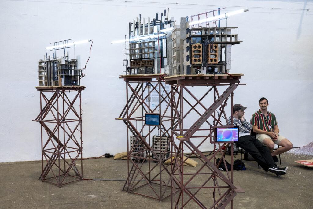 SPECTATORS IN A GHOST CITY – ΘΕΑΤΕΣ ΣΕ ΠΟΛΗ ΦΑΝΤΑΣΜΑ
