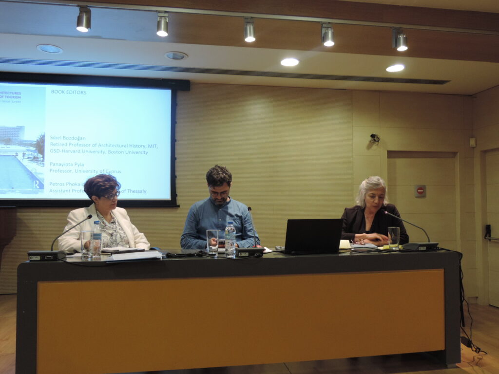 Παράκτιες Αρχιτεκτονικές και Πολιτικές του Τουρισμού: Τοπία Αναψυχής στο Ηλιόλουστο Παγκόσμιο