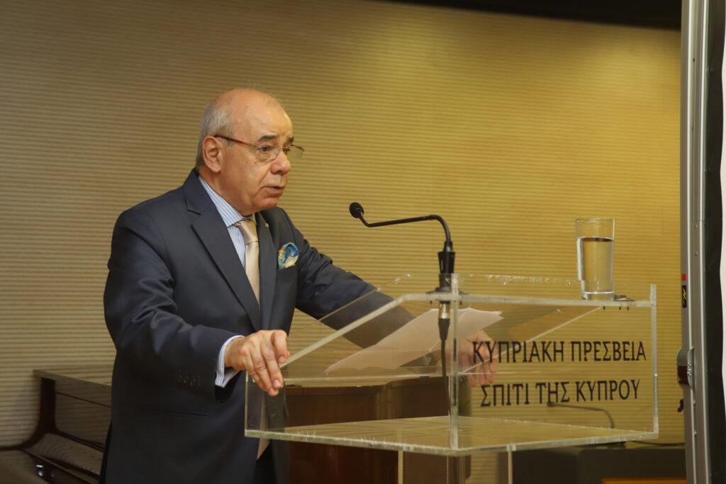 “Λεηλατώντας μια ματωμένη χώρα” σε σκηνοθεσία Τάκη Παπαγαννίδη και σενάριο Βασίλη Βασιλικού