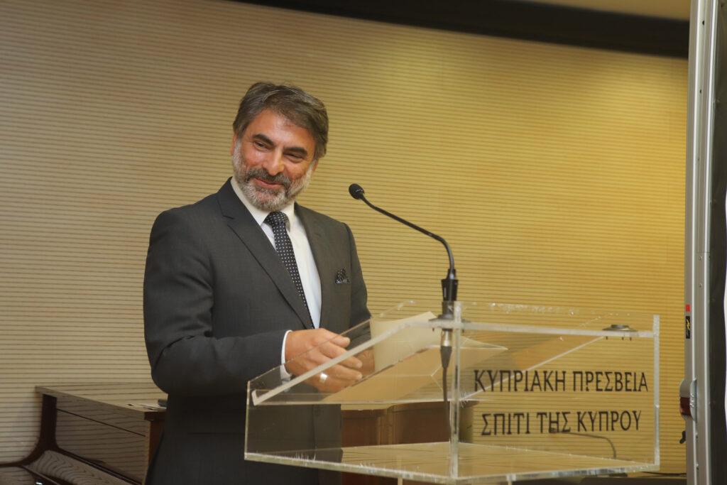 “Λεηλατώντας μια ματωμένη χώρα” σε σκηνοθεσία Τάκη Παπαγαννίδη και σενάριο Βασίλη Βασιλικού