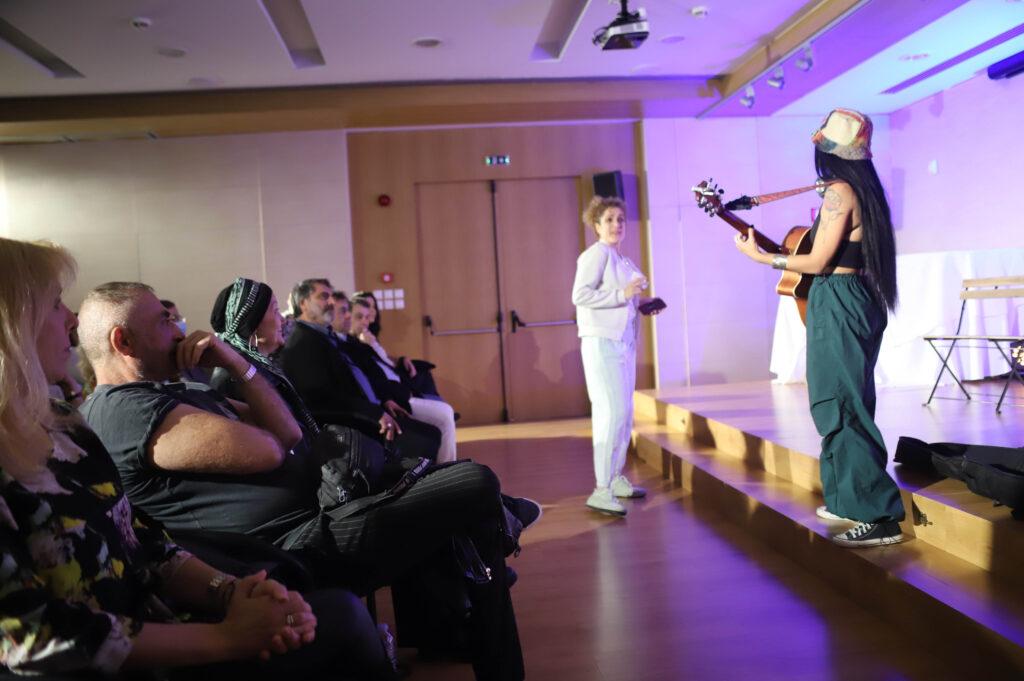 “ΓΙΑ ΟΛΑ ΦΤΑΙΕΙ Η ΚΟΝΓΚΟΛΕΖΑ” του Μιχάλη Παπδόπουλου σε σκηνοθεσία Αλεξίας Παπαλαζάρου